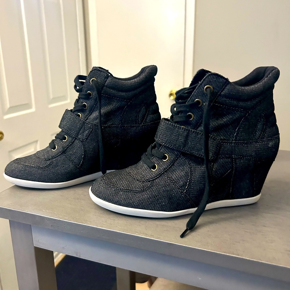 NEW NEVER WORN! Women’s wedge sneakers